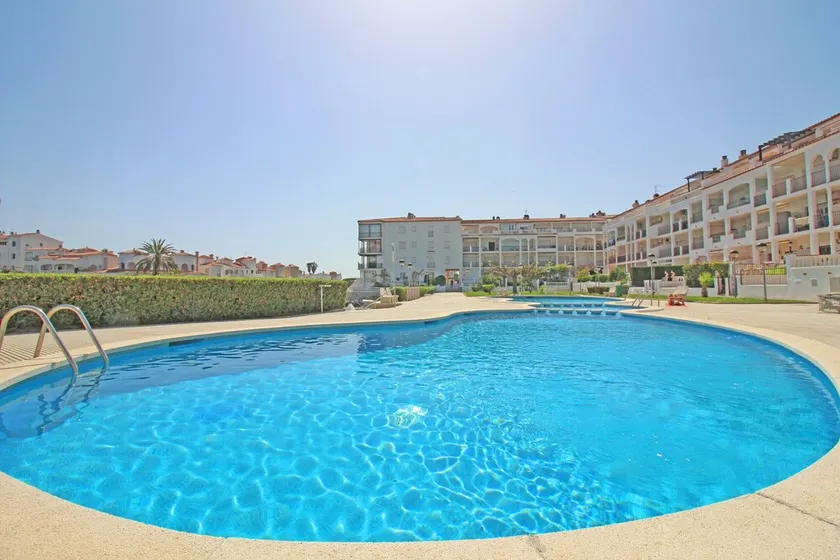 Apartment with a view of the canal and the communal pool - Image 1