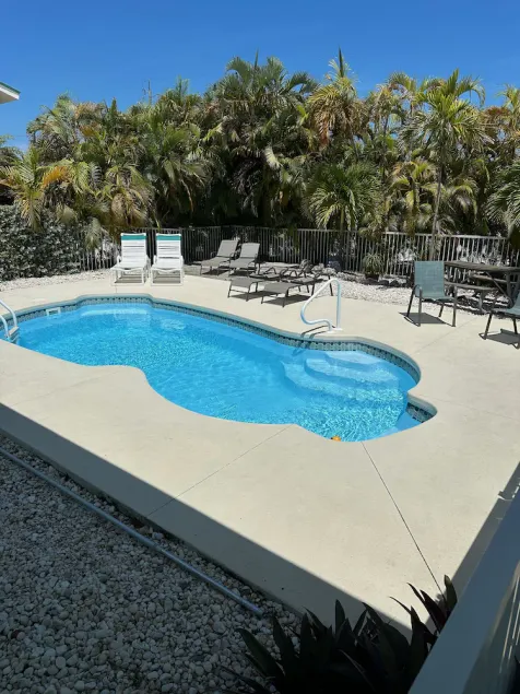 3BD, 2BA, Pool, Waterfront Canal. Kajak, Bi + Cabana Club! 70 'Seawall - Image 1