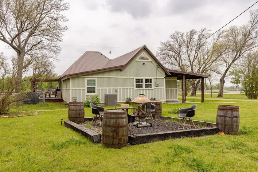 Spring Railway Station Stay- Sleeps 9 FIFA World Cup 30 mi away - Image 1