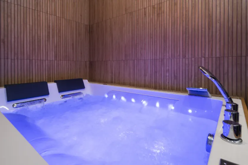 Art Deco Champagne & Spa - Image 1