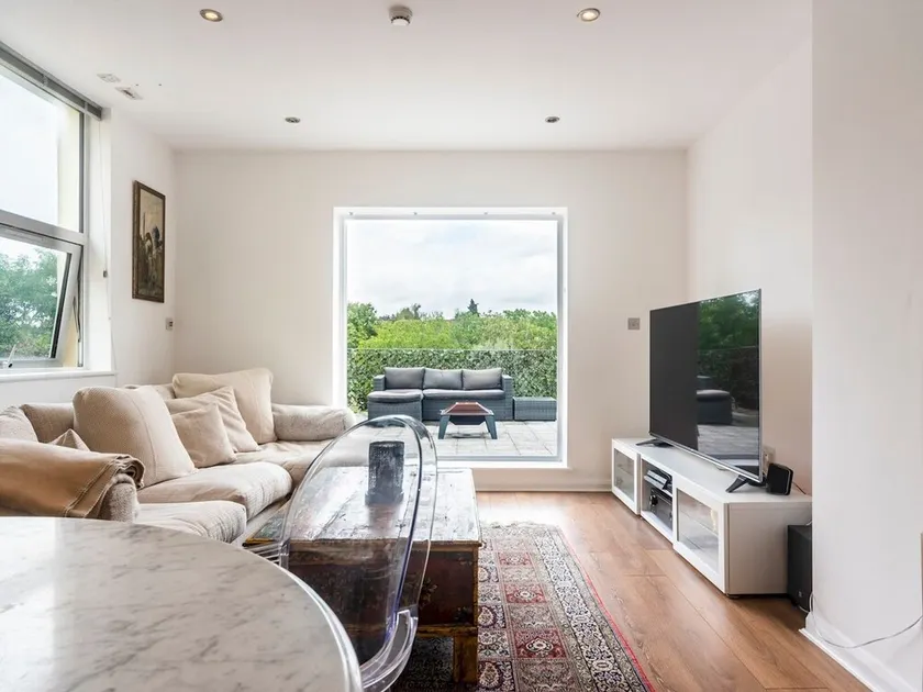 Luxurious Flat with Large Private Terrace - Pass the Keys - Image 1