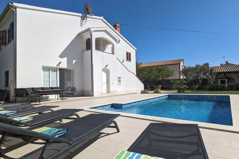 Maison de vacances avec piscine à Bale - Image 1