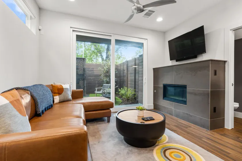 Modern 2 Bedroom Home near UT  - Walk to bars and restaurants! - Image 1