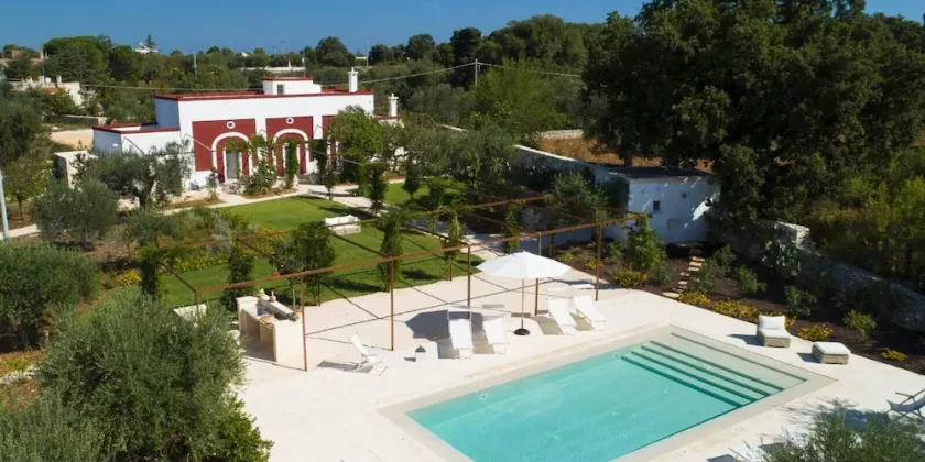 rolig og afslappende massage masseria med swimmingpool midt i oliventræer - Image 1