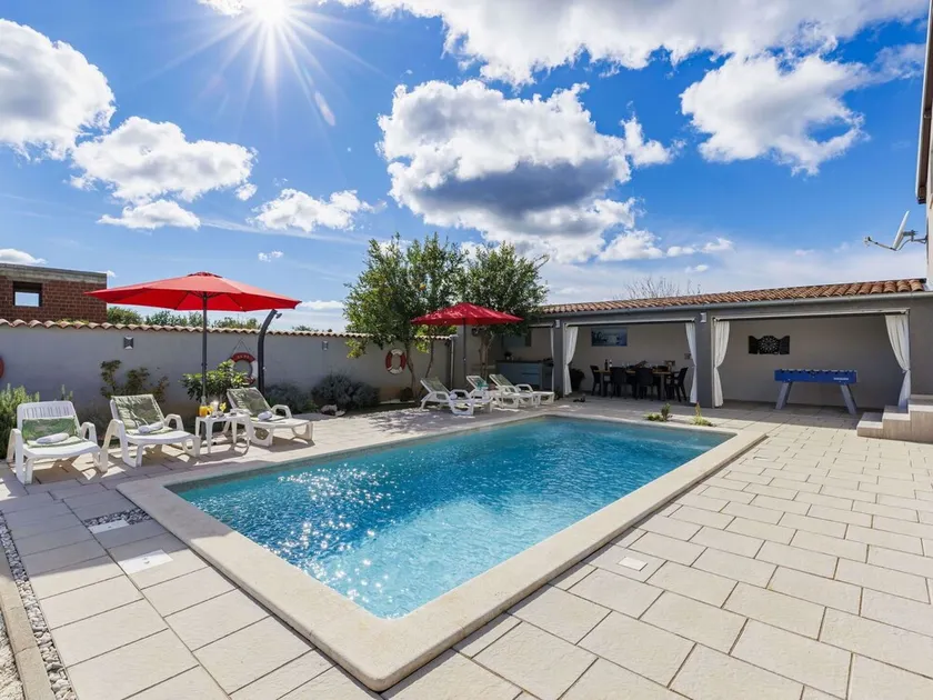 Beautiful apartment for 6 guests with private pool, WIFI, A/C, TV, terrace and pets allowed - Image 1