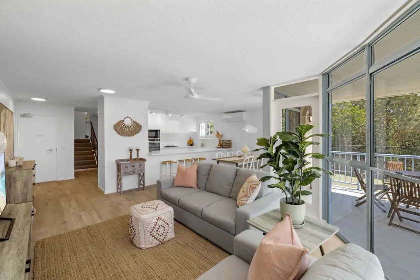 Castaways Beach luxury beachfront apartment - Image 1