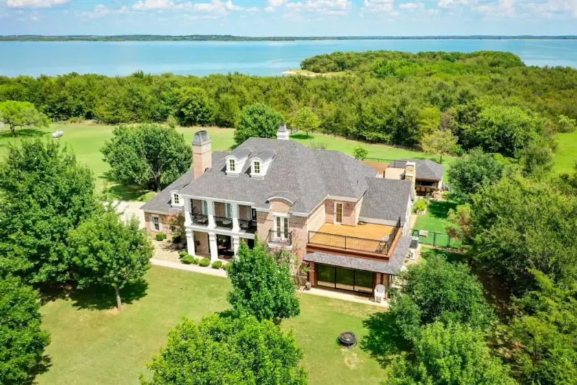 Luxury 5 Acre Private Estate on Lake Ray Roberts - Image 1