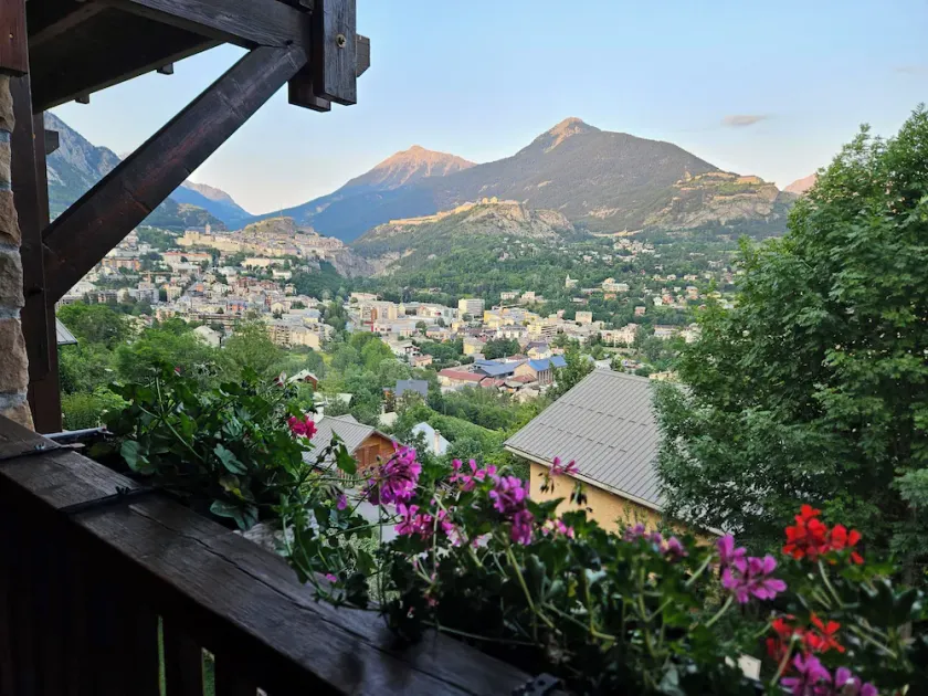 Chalet avec vue à 700m des pistes de Serre-Chevalier - Image 1