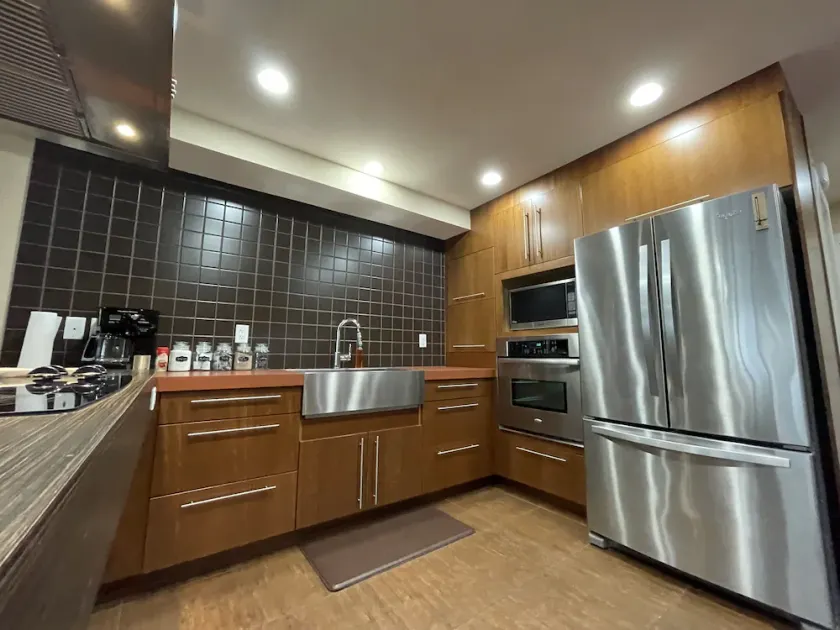 Condo w/ oversize garage, walking distance to grocery, restaurants, bars, beach - Image 1