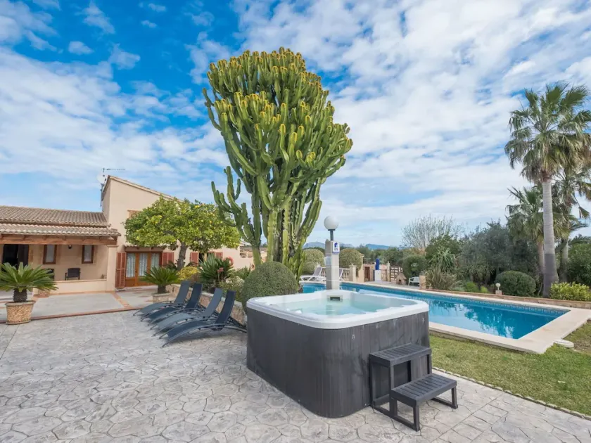 Wonderful private villa for 7 guests with private pool, hot tub, WIFI, A/C, TV and patio - Image 1