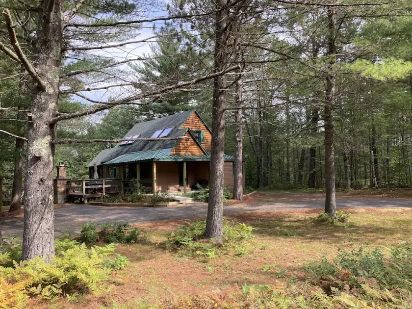 Une cabane de montagne avec un décor occidental au bord du lac Echo / cathédrale. - Image 1