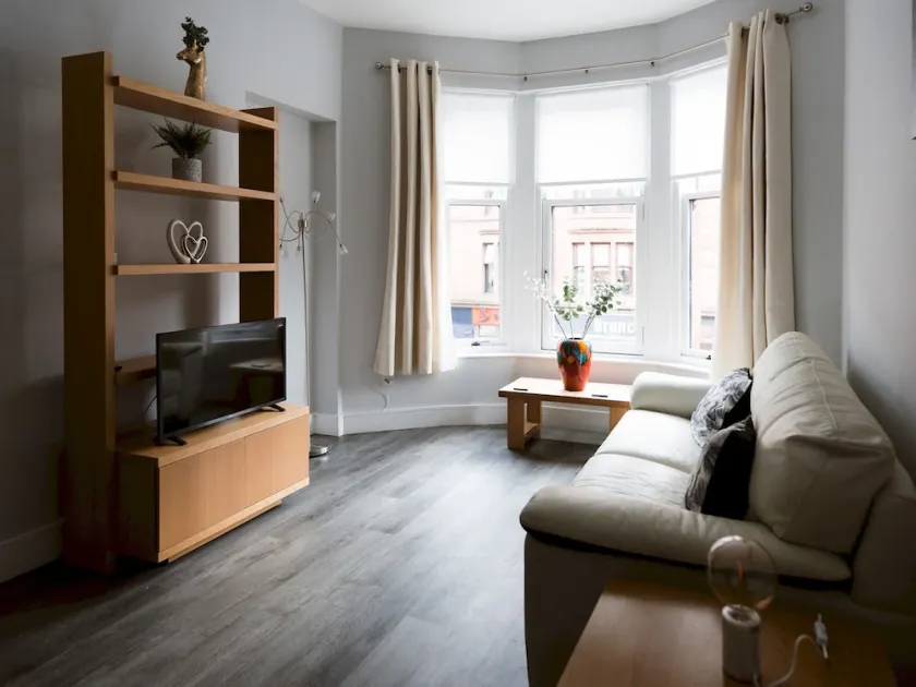 Superb 1Bed Flat in Fabulous West End - Pass the Keys - Image 1