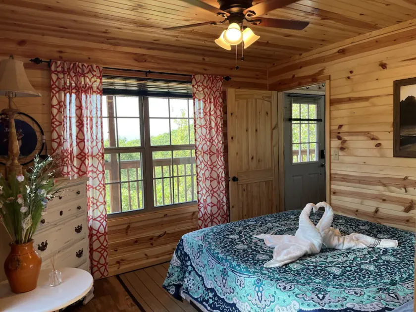The Romantic LOVE NEST mountain Log Cabin w/ Lake view-5 minutes from the beach! - Image 1
