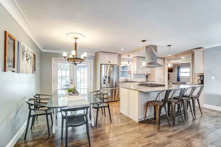 Newly Renovated, 1 block from BGSU, spacious and comfortable  - Image 1