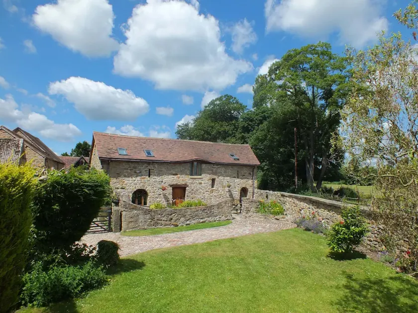 18th Century sandstone cottage with all modern comforts and old world charm.  - Image 1