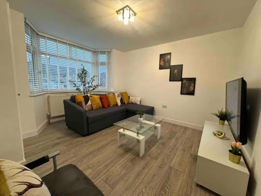 3-bed Home, Sleeps 8, Ideal for Large Groups - Image 1