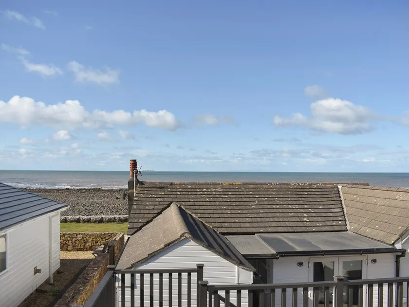 3 bedroom accommodation in Coulderton - Image 1