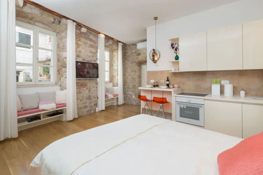 That place studio apartment - Image 1