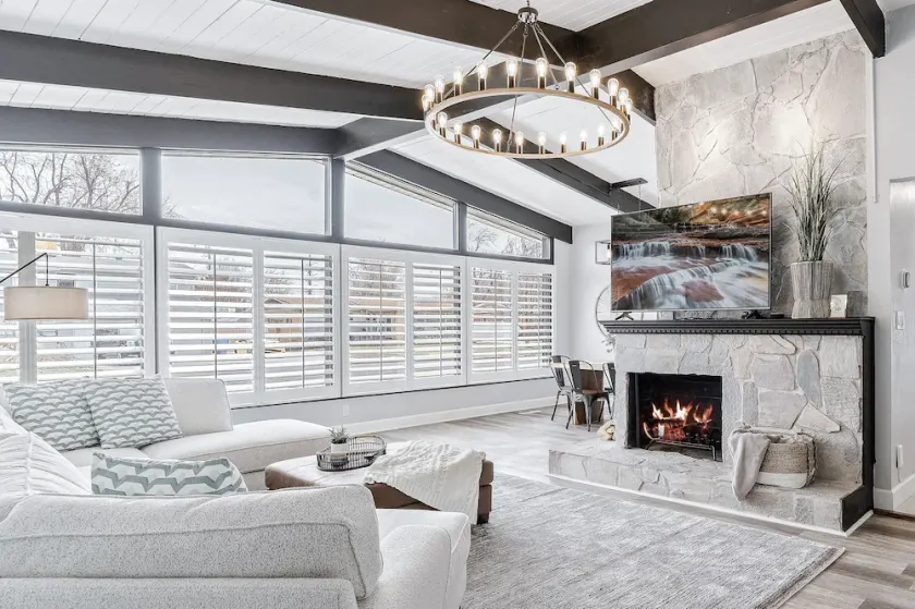 Spacious Mountain Modern Getaway - Hot Tub, Home Theater & Fire Pit - Image 1
