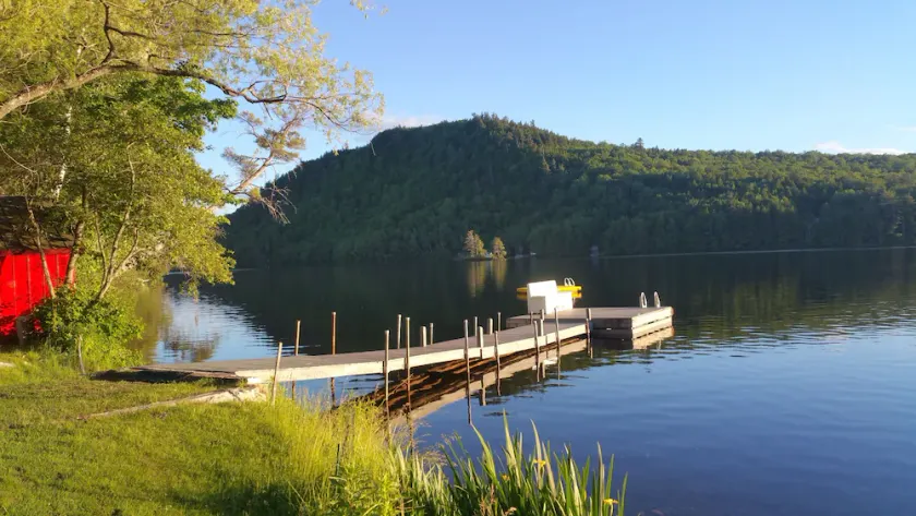 Awesome unique home right on the lake with huge yard, hot tub near Sunday river - Image 1