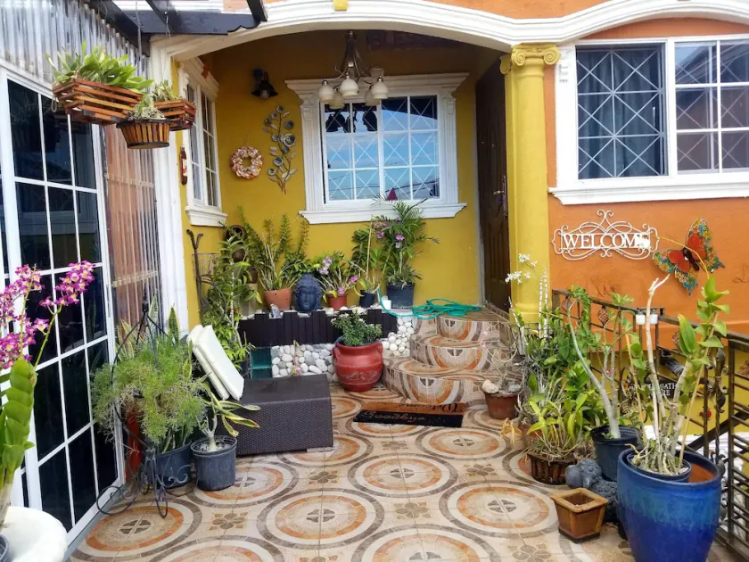 Comfortable modern one bedroom, 2 mins away from shopping malls. - Image 1