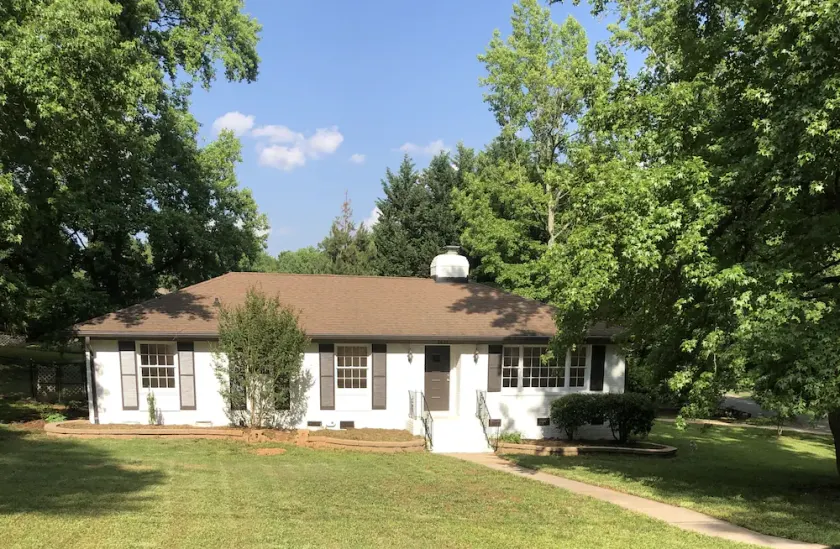 Nice Peaceful home in Charlotte!!! 8 mins to downtown, 1.5 miles to clt airport  - Image 1