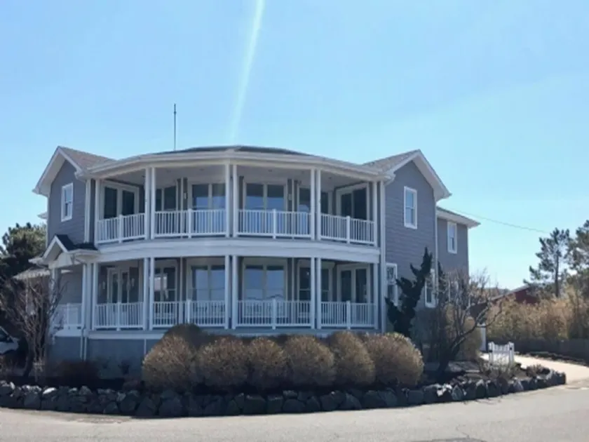 GORGEOUS BAY SIDE HOME! - Image 1