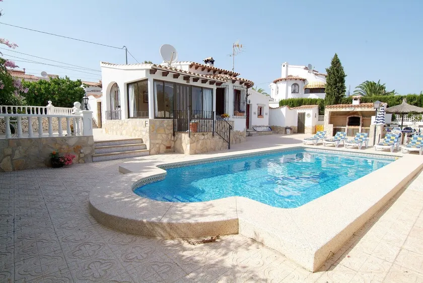 4 Bedroom villa, up to 10 people, Private pool & BBQ close to beaches and Calpe - Image 1
