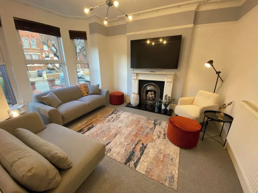 Fabulous 4 Bedroom Home in Manchester - Image 1