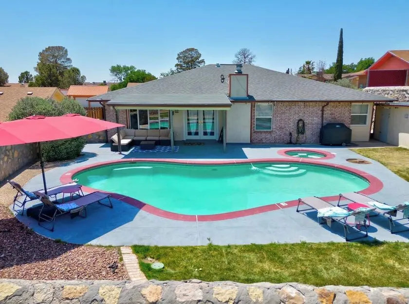 Home with Mountain View/Pool/Tub - Image 1