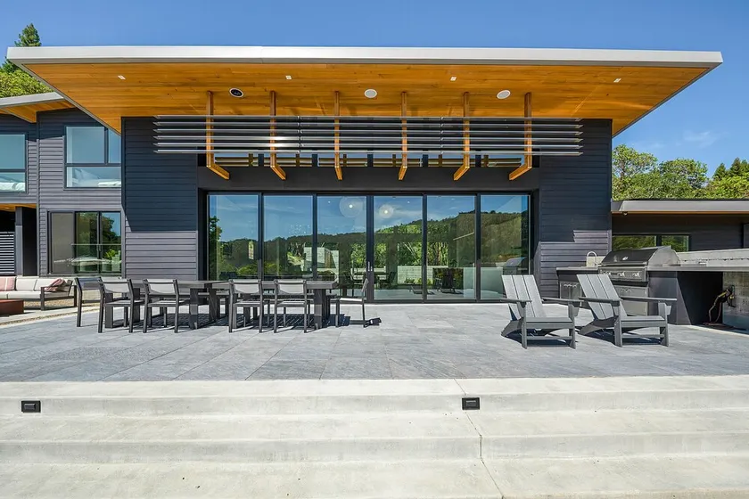 Modern, recently built home with stunning pool & beautiful views; 15 min to town - Image 1