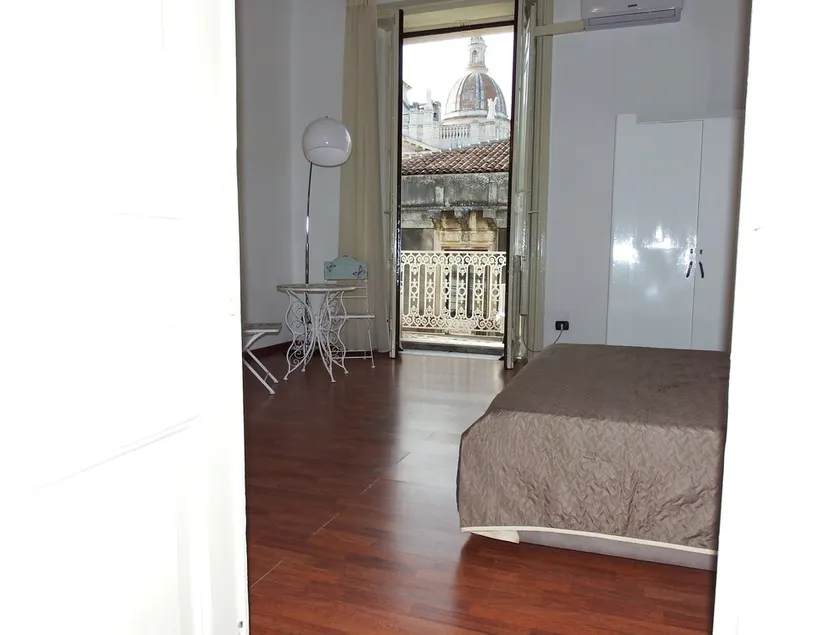 Central house - elegant apartment in an ancient building in the historic center - Image 1