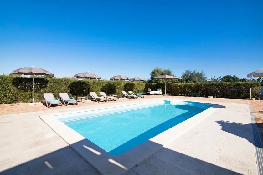 Casa vacanze 'Villa Oliva AL - T4' con vista montagne, piscina, terrazza e A/C - Image 1