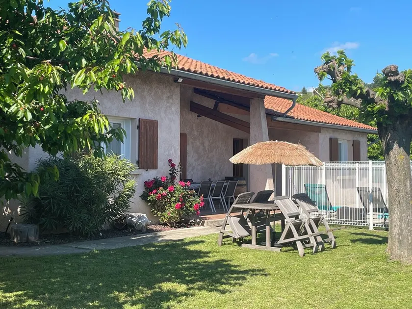 Quiet, bright detached house with private pool - Image 1