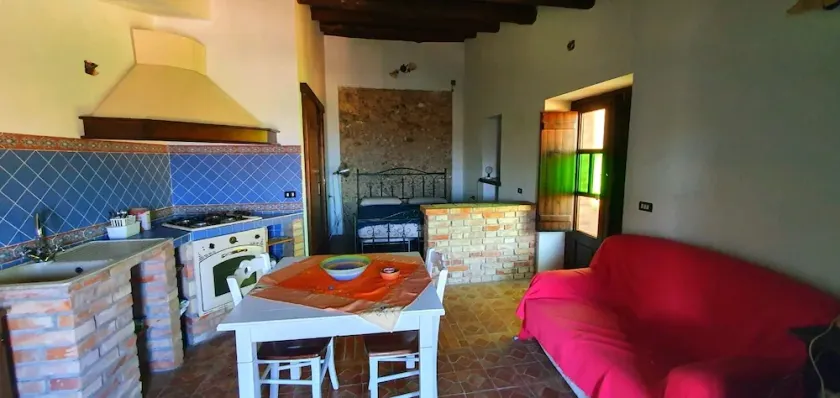 Adorable studio entouré de verdure, idéal pour les couples - Image 1