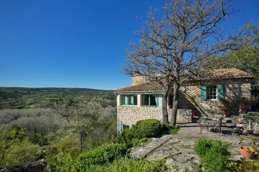 House in the heart of the scrubland near Walls and other perched villages of the Luberon - Image 1