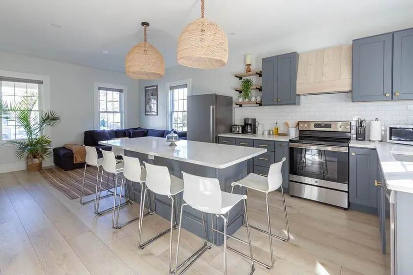 Prime location in town w parking! Walk to beach, shops & harbor-Sleeps 9 - Image 1
