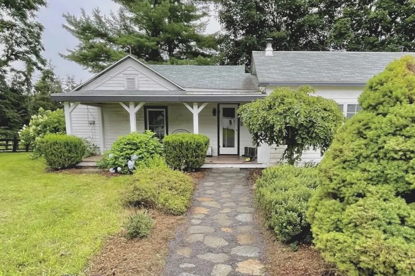 Country Farmhouse with Hot tub, swimming pool & pond on 18 acres - Image 1