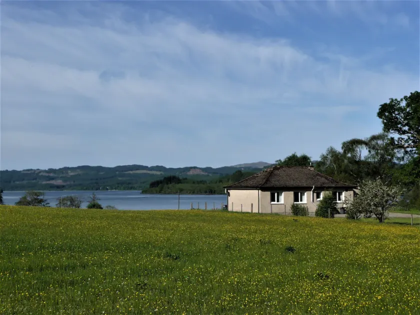 Dejlig udsigt over Loch Awe, bakker og marker - Vandfald i nærheden - sydvendt - Image 1
