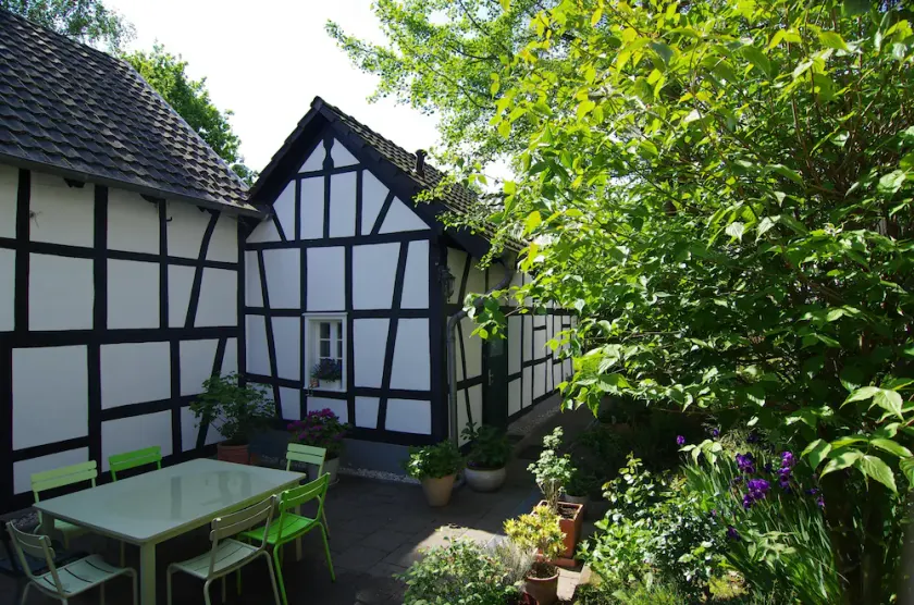 Idyllic, completely renovated half-timbered house in a listed courtyard - Image 1