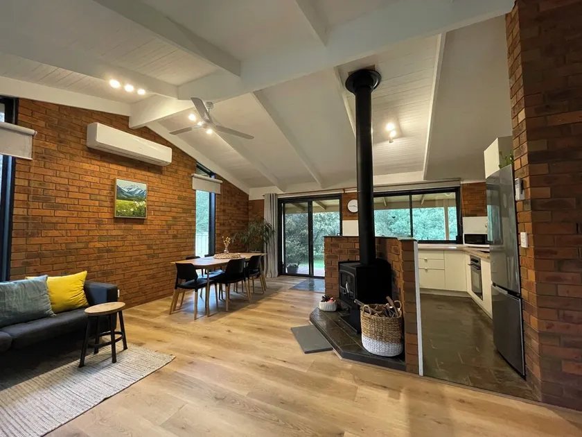 River front retreat in a quiet court only walking distance from cafes and Pub - Image 1
