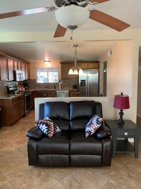 3 Bedroom home with mountain views and private parking . Pet friendly - Image 1