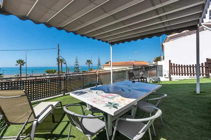 Klimatisierte Ferienwohnung direkt am Strand mit herrlichem Blick, Terrasse und WLAN - Image 1