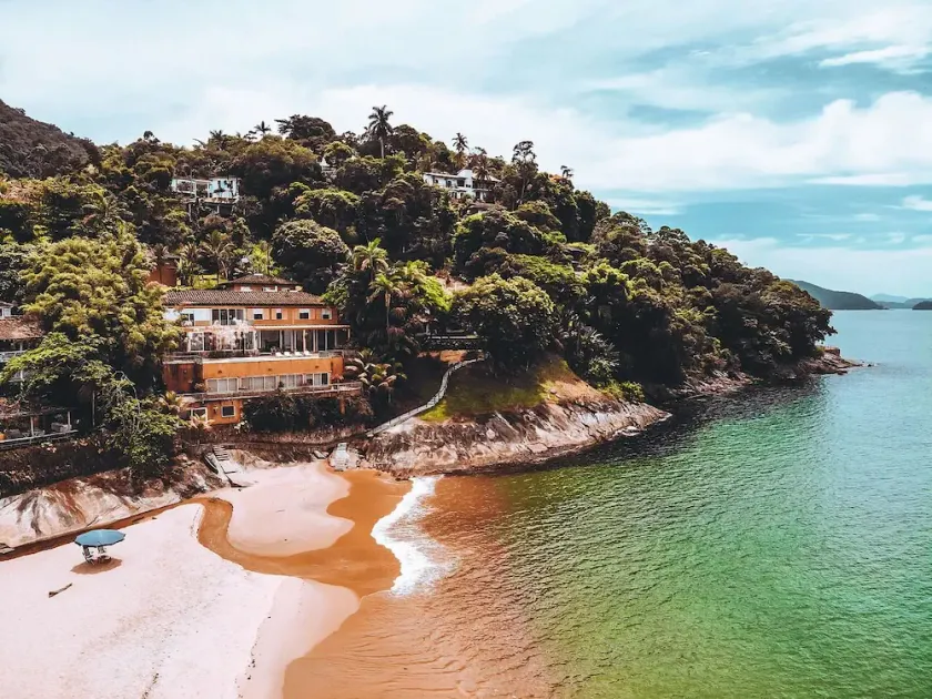Red Beach Mansion - Image 1