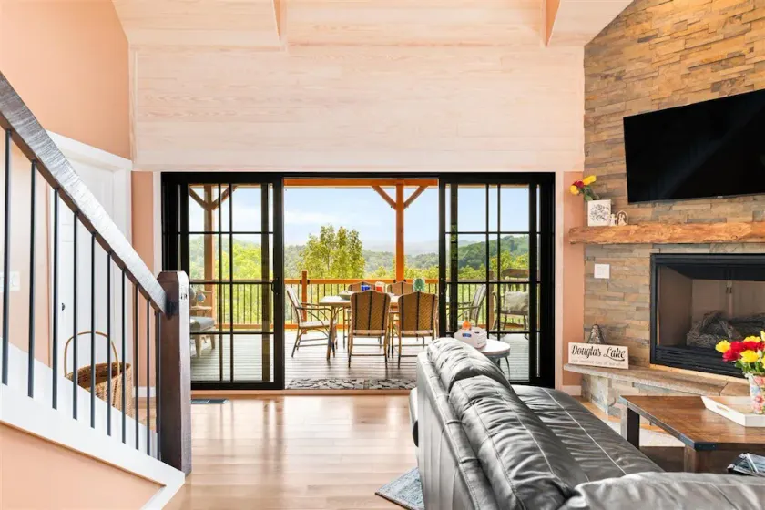 Eagles Nest 5 Bdrm Lakefront Luxury Retreat with Hot Tub and Moutain Views - Image 1