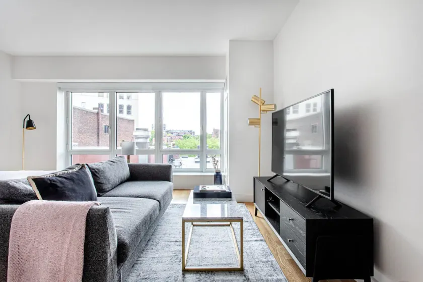 Dapper Back Bay Studio, w/ Gym, walk to Newbury St. by Blueground - Image 1