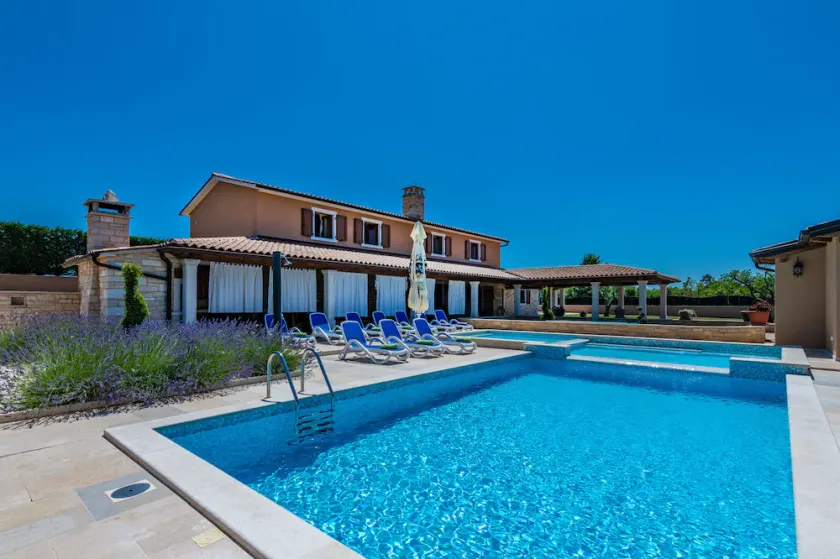 Villa spaziosa e privata con piscina, silenziosa e adatta ai bambini - Image 1