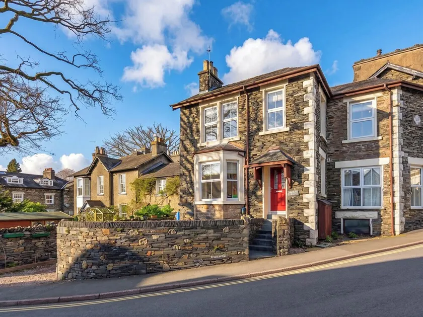 2 bedroom accommodation in Bowness on Windermere - Image 1