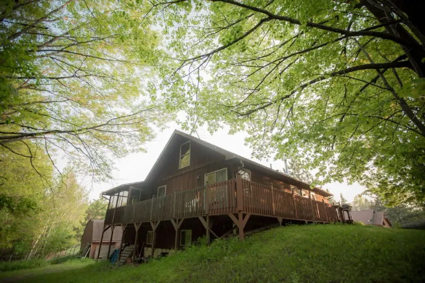 Das Cedar House befindet sich in einzigartiger Lage im Wald, umgeben von Terrassen und Veranden. - Image 1