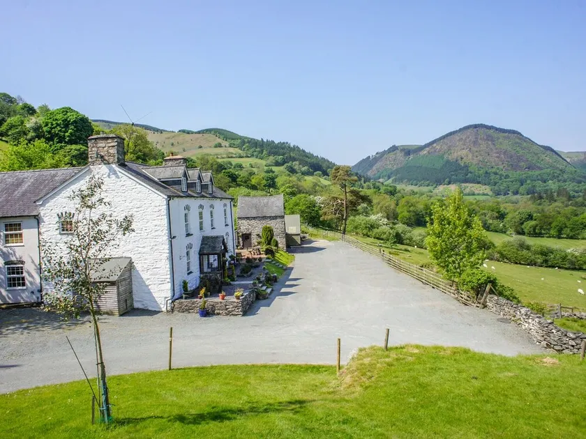 Pengwern, LLANGYNOG - Image 1